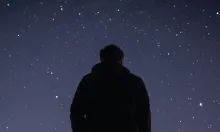 Uma pessoa contemplando as estrelas.