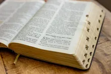 Uma Bíblia sobre uma mesa.