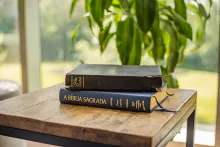 Uma Bíblia sobre uma mesa.