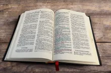 Uma Bíblia sobre a mesa aberta no livro de Mateus.