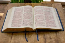 Uma Bíblia sobre a mesa.