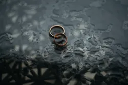 Duas alianças de casamento sobre uma mesa.