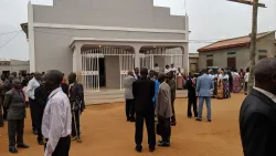 Pessoas reunidas para celebrar a Festa dos Tabernáculos.