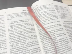 Uma Bíblia aberta no livro de Atos.