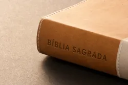 Uma Bíblia sobre uma mesa.