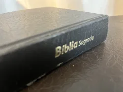 Uma Bíblia sobre uma mesa.