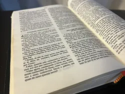Bíblia em português aberta em Gálatas 4.