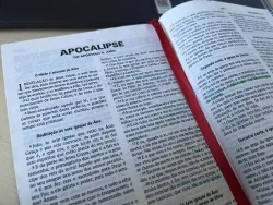 Bíblia aberta no livro de Apocalipse.