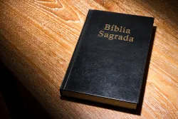 Uma Bíblia sobre uma mesa.