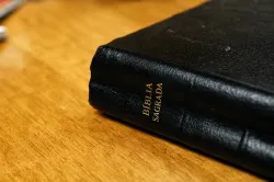 Uma Bíblia sobre uma mesa.