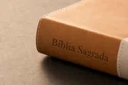 Uma Bíblia sobre uma mesa.