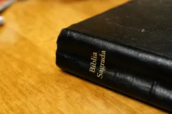 Bíblia sobre uma mesa.