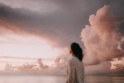 Uma mulher contemplando o céu.
