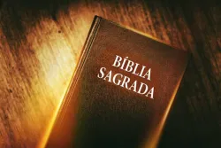 A capa duma Bíblia.