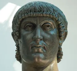 Um busto colossal do imperador romano Constantino o Grande em bronze, que legalizou uma forma muito diferente de cristianismo no seu império.