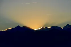 Um pôr-do-sol sobre uma serra.