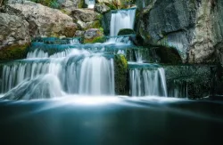 Uma cachoeira.