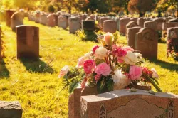 Lápides e flores num cemitério.