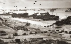 Com a cabeça de praia da Normandia assegurada, um grande número de tropas aliadas e veículos militares inundam a costa.