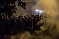Polícia de choque na rua.
