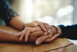 Mãos reconfortantes de duas pessoas.