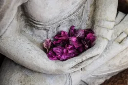 O paganismo é muito orientado visualmente. Temos de estar focados em manter os mandamentos de Deus, não tentando criar uma imagem de como Ele pode parecer.