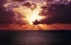 Raios de sol brilhando através das nuvens.