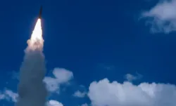 Um foguete/míssil no céu.