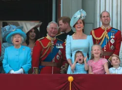 Quatro gerações da família real britânica assistindo a um desfile da frota aérea na varanda do Palácio de Buckingham.
