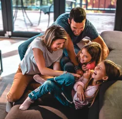 Uma família brincando junta.