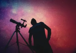 Uma pessoa olhando para o céu à noite.