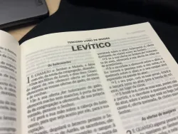 Uma Bíblia aberta no início do livro de Levítico.
