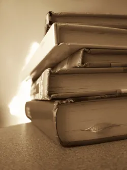 Uma pilha de livros.