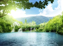 Um cenário tropical de um lago e cachoeiras.