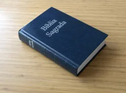 Uma Bíblia sobre uma mesa.