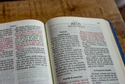 Uma Bíblia aberta no livro de Atos.