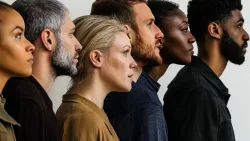 Um grupo de pessoas de diferentes raças e gêneros.