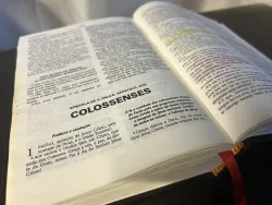Uma Bíblia aberta no livro de Colossenses.