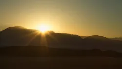 O pôr do sol iluminando as montanhas.