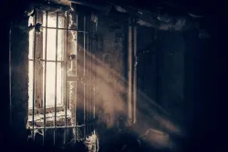 Uma antiga cela de prisão.