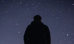 Uma pessoa contemplando as estrelas.