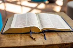 Uma Bíblia sobre uma mesa.