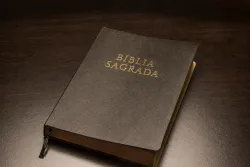Uma Bíblia sobre uma mesa.
