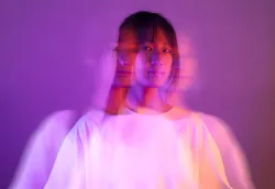 Uma foto de uma mulher com efeito de desfoque.